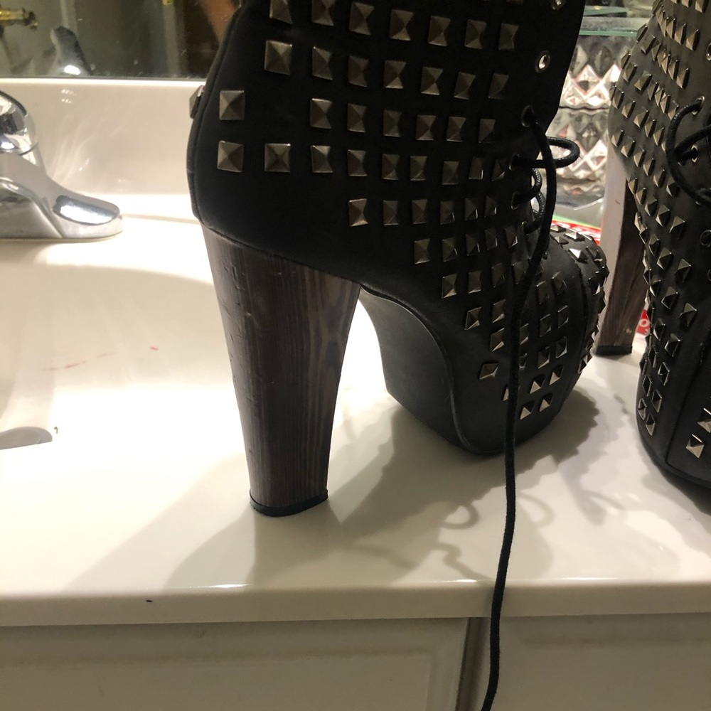 Heels - Picture 2 of 3